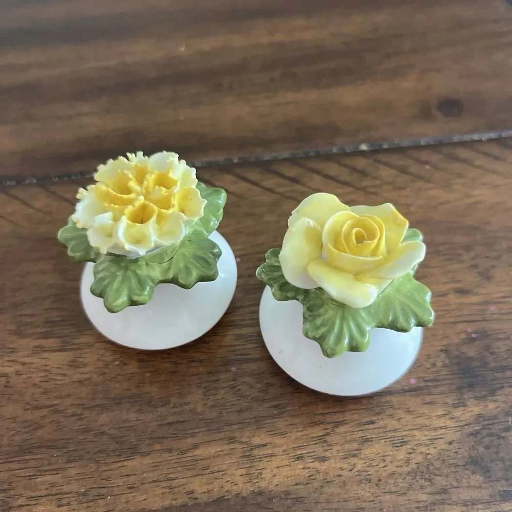 Vintage AYNSLEY English Fine Bone China Yellow Flower Salt & Pepper Shakers